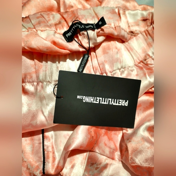 Pretty Little Thing Pink Marble Print Satin Short PJ Set, Small - Picture 6 of 6